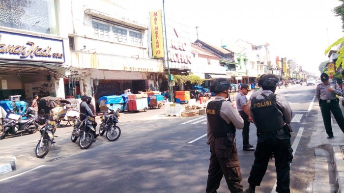 Ratusan Personil Kepolisian Menjaga Aksi Demo Kopetayo Ratusan Personil Kepolisian Menjaga Aksi Demo Kopetayo