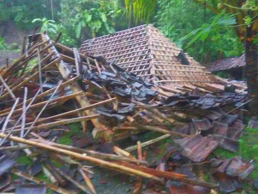 Longsor, Tebing di Semin Robohkan Rumah Warga Longsor, Tebing di Semin Robohkan Rumah Warga